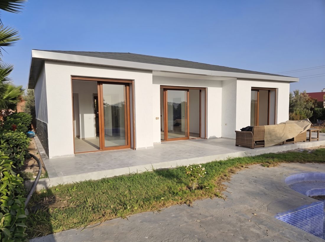 Villa de plain-pied Isoboard avec baies vitrées en bois et terrasse