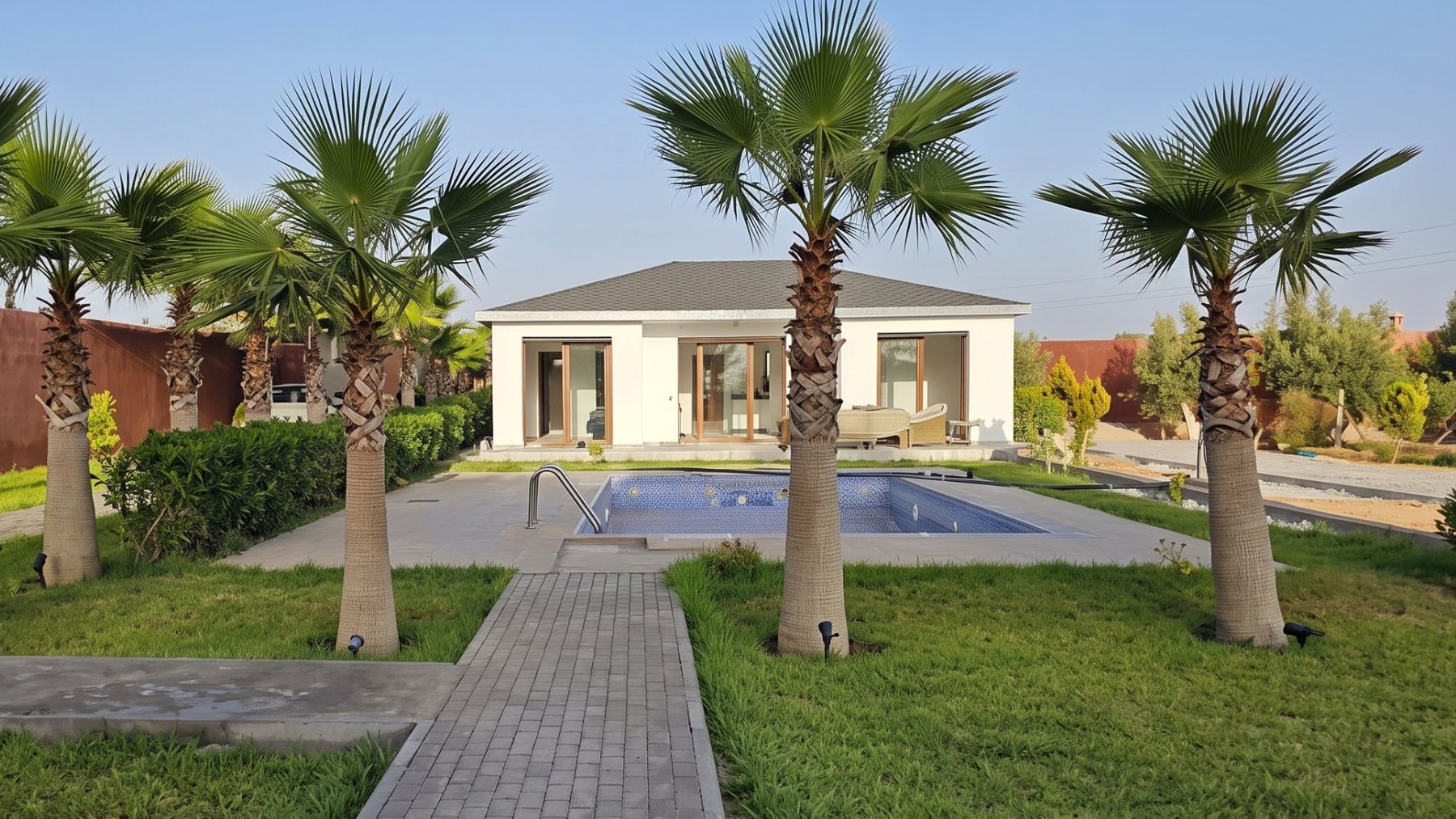 Villa de plain-pied Isoboard avec piscine et allée de palmiers