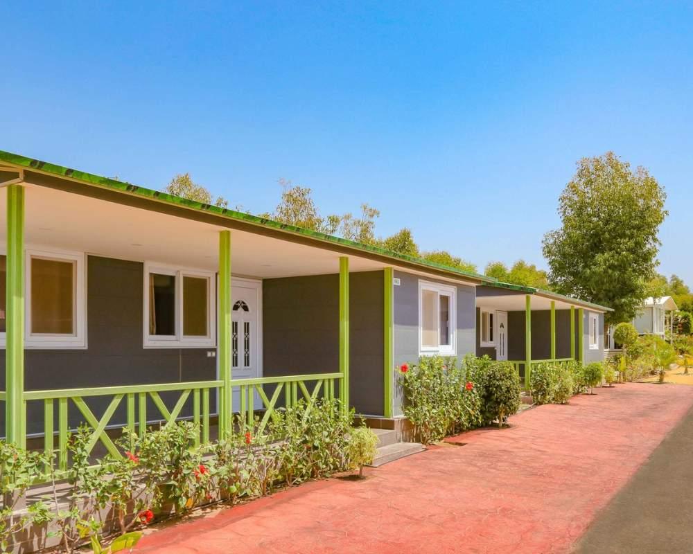 Bungalows en construction légère avec terrasses, réalisés par Isoboard