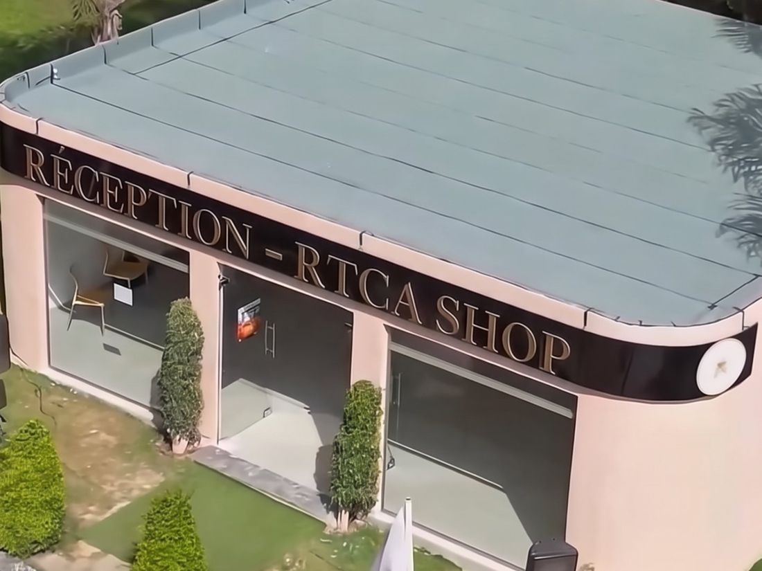 Bâtiment de réception et boutique RTCA aux angles arrondis, vu du ciel