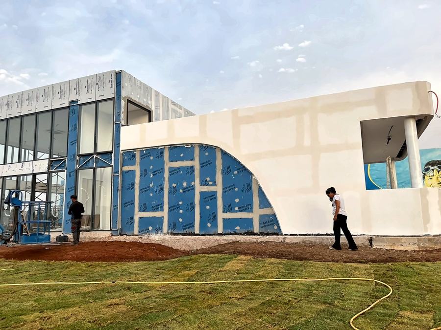 Bâtiment sur mesure avec façade courbe et grandes baies vitrées