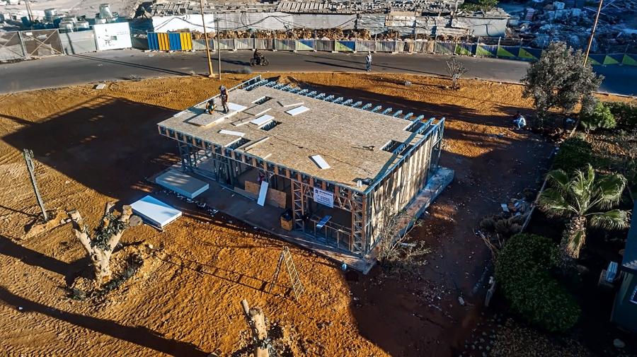 Vue aérienne de la toiture en cours de pose sur l'ossature acier