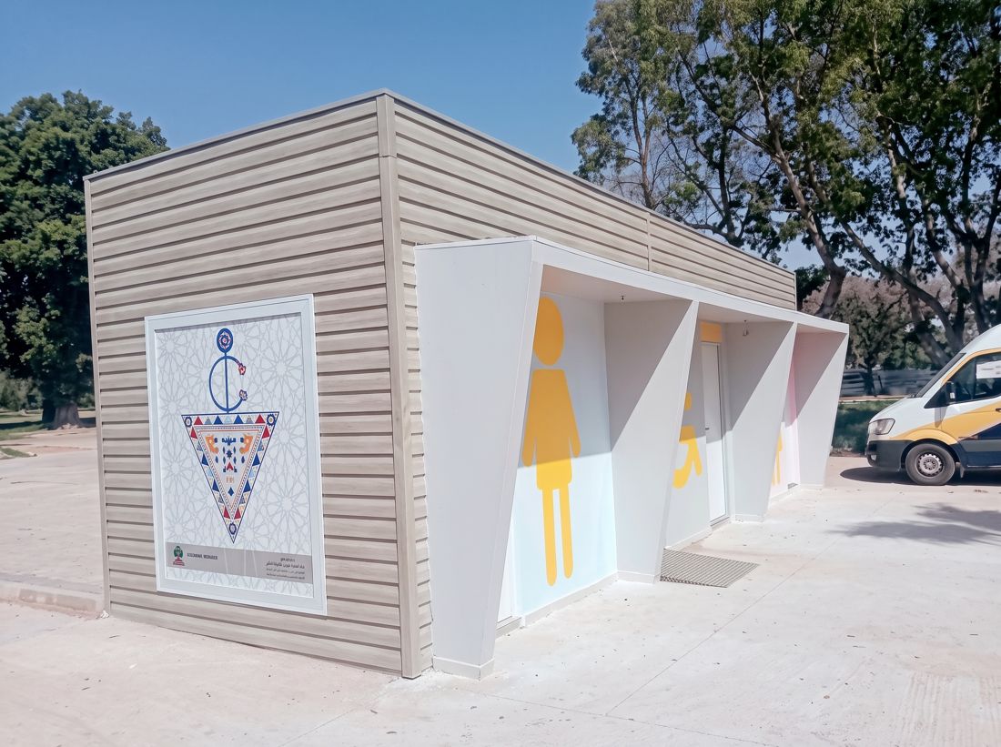Bloc sanitaire public Isoboard en bardage, avec fresque amazighe